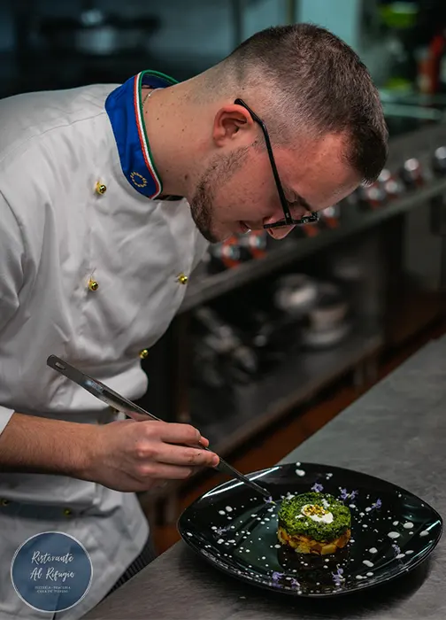 chef preparano piatti unici ristorante