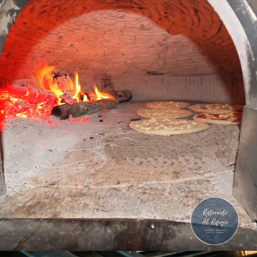 la pizzeria con forno a legna